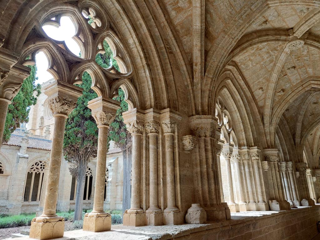 Ventanal claustro catedral